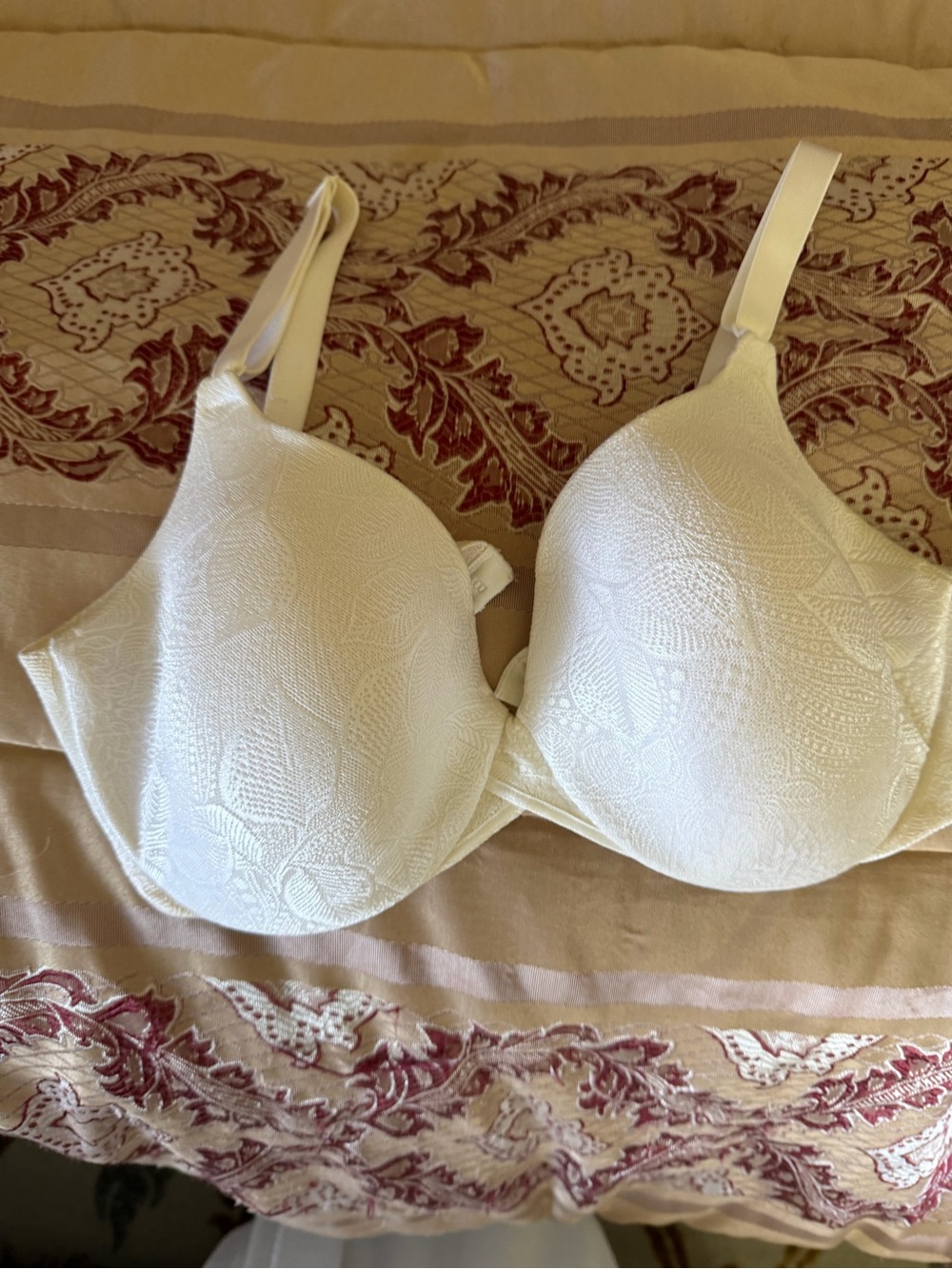 White Bali bra with subtle textured pattern, size 34D #lingerie #bali